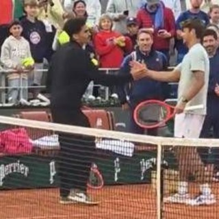 Roland Garros, la semifinale non si gioca? Cobolli si allena con un tifoso sul Centrale Roland Garros, la semifinale non si gioca? Cobolli si allena con un tifoso sul Centrale