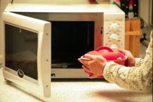 Forno a microonde fa male? Iss: "Non rende cibi meno sani"