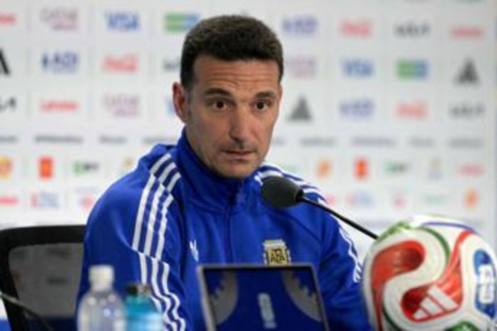 Argentina, Scaloni spegne polemiche prima dell'Inghilterra: "È solo una partita" Argentina, Scaloni spegne polemiche prima dell'Inghilterra: "È solo una partita"