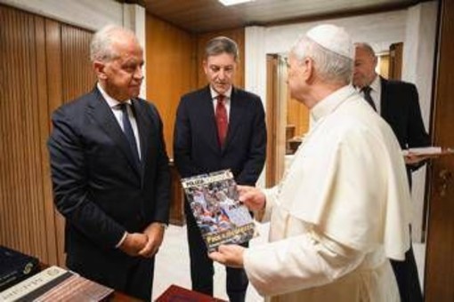 Piantedosi e Pisani dal Papa, in dono lo speciale di Polizia Moderna sul Giubileo Piantedosi e Pisani dal Papa, in dono lo speciale di Polizia Moderna sul Giubileo