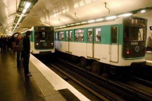 Tre donne accoltellate sulla metro di Parigi. Arrestato l'aggressore Tre donne accoltellate sulla metro di Parigi. Arrestato l'aggressore