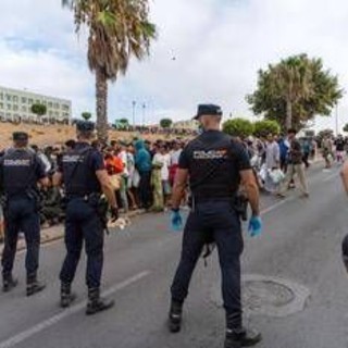 Nuovi scontri a Ceuta tra migranti e polizia, agenti sparano in aria per disperdere folla