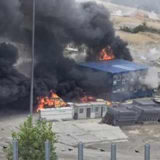 No Tav, assalto al cantiere in Val di Susa: bruciate 2 camionette dei carabinieri. Chiusa autostrada A32 No Tav, assalto al cantiere in Val di Susa: bruciate 2 camionette dei carabinieri. Chiusa autostrada A32
