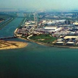 Tragedia al porto di Livorno: barca si ribalta, un morto