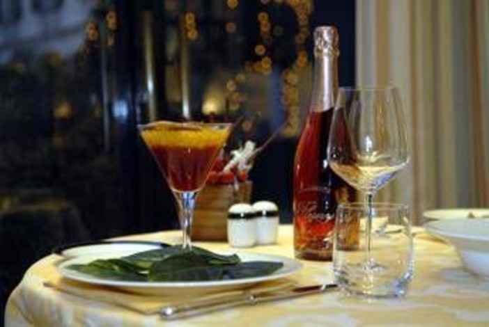 Cenone di Capodanno, da numero bicchieri a centimetri tra i piatti: 5 errori da evitare a tavola Cenone di Capodanno, da numero bicchieri a centimetri tra i piatti: 5 errori da evitare a tavola