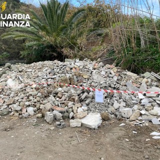 Discarica abusiva di 300 mq a Ischia, sequestri e denunce