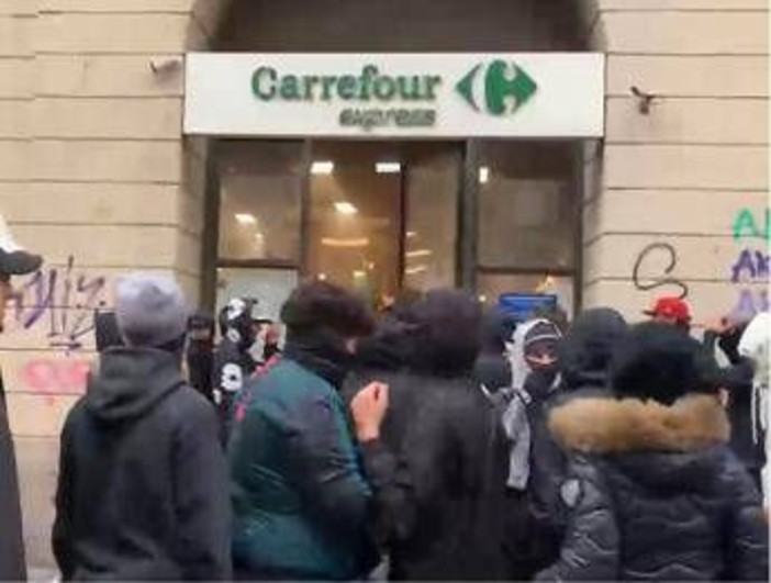 Milano, riparte la guerriglia in centro: giovani sfondano vetrine, saccheggiato un supermercato Milano, riparte la guerriglia in centro: giovani sfondano vetrine, saccheggiato un supermercato