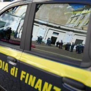 Maxi sequestro di giocattoli contraffatti: oltre 935mila prodotti irregolari, denunciato imprenditore Maxi sequestro di giocattoli contraffatti: oltre 935mila prodotti irregolari, denunciato imprenditore
