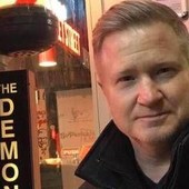 Kevin Bleyer, lo sceneggiatore di 'The Daily Show' morto a 54 anni in un incidente stradale Kevin Bleyer, lo sceneggiatore di 'The Daily Show' morto a 54 anni in un incidente stradale