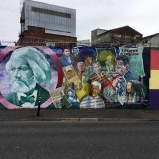 Proteste anti-migranti a Belfast, disordini e case bruciate nella notte