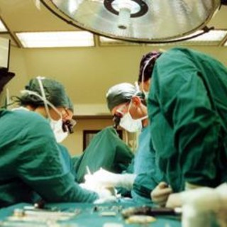 Asportata cisti ovarica gigante di 7 kg a una 16enne, occupava quasi tutto l'addome Asportata cisti ovarica gigante di 7 kg a una 16enne, occupava quasi tutto l'addome