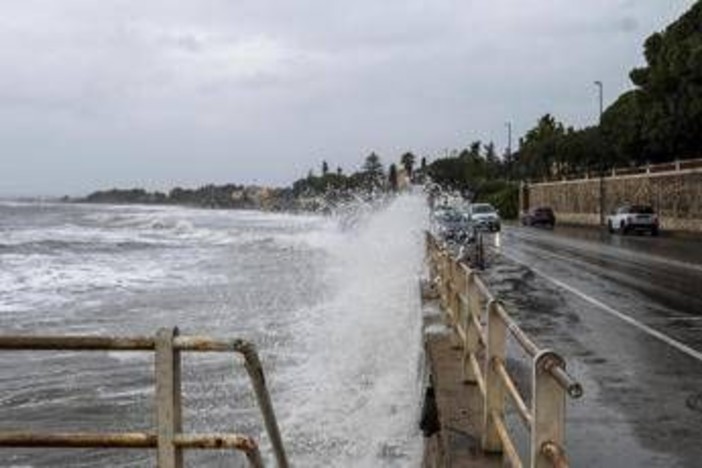 Pioggia, burrasca e forti mareggiate: è allerta meteo arancione in Sardegna Pioggia, burrasca e forti mareggiate: è allerta meteo arancione in Sardegna