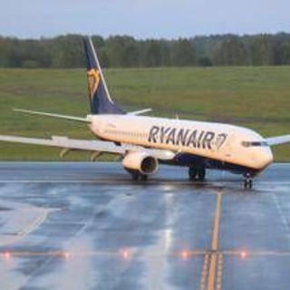 Passeggero ubriaco su un volo Ryanair, l'aereo è costretto a un atterraggio di emergenza