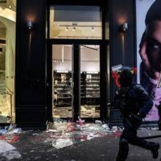 Cosmetici, smartphone e abiti firmati: il bottino dei saccheggi in vendita su Vinted Cosmetici, smartphone e abiti firmati: il bottino dei saccheggi in vendita su Vinted
