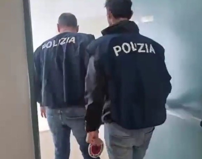 Arrestato a Lecce giovane anarchico, sequestrato manuale per ordigni Arrestato a Lecce giovane anarchico, sequestrato manuale per ordigni