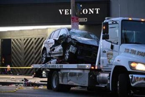 Usa, auto sulla folla a Los Angeles: 28 feriti, uno da arma da fuoco Usa, auto sulla folla a Los Angeles: 28 feriti, uno da arma da fuoco