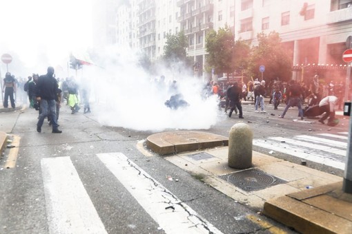 Italia in piazza per Gaza. Scontri a Milano, bloccata autostrada Bologna Italia in piazza per Gaza. Scontri a Milano, bloccata autostrada Bologna