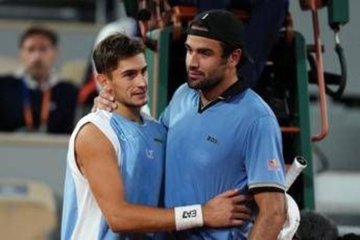 Roland Garros, Berrettini in lacrime costretto al ritiro. Arnaldi lo abbraccia, il pubblico applaude