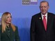 Vertice Nato, Erdogan regala una pistola ai leader. Meloni la porta in Italia protocollata come tutti gli altri doni