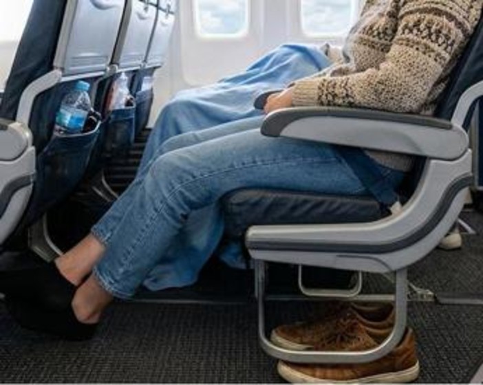 Lunghi viaggi in aereo? Guai a togliere le scarpe: i consigli anti trombosi Lunghi viaggi in aereo? Guai a togliere le scarpe: i consigli anti trombosi