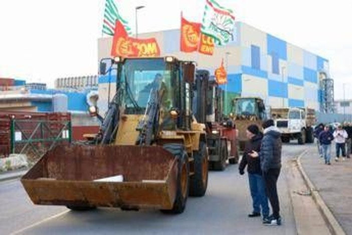 Genova, lavoratori ex Ilva bloccano strada con i mezzi da cantiere: "Mille posti a rischio"