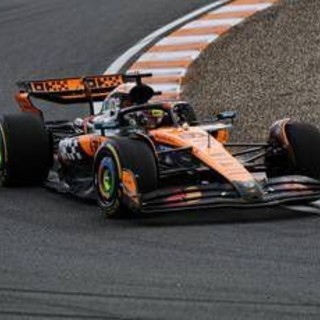 Formula 1, Piastri domina la Sprint in Qatar davanti a Russell e Norris. Lontane le Ferrari