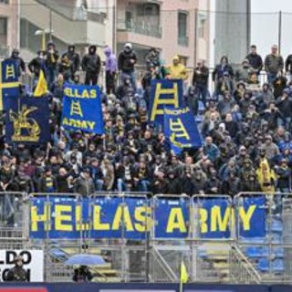 Hellas Verona, Daspo di un anno a calciatore: rifiutò selfie a ragazzino scatenando i tifosi Hellas Verona, Daspo di un anno a calciatore: rifiutò selfie a ragazzino scatenando i tifosi