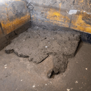 Pompei, scoperto l'armadio dei ricordi: all'interno trucco, monete e un'antica collana Pompei, scoperto l'armadio dei ricordi: all'interno trucco, monete e un'antica collana