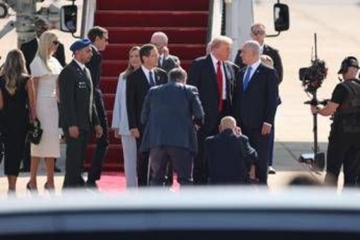 Trump arrivato alla Knesset. A Netanyahu e Herzog: "E' il vostro giorno migliore" Trump arrivato alla Knesset. A Netanyahu e Herzog: "E' il vostro giorno migliore"