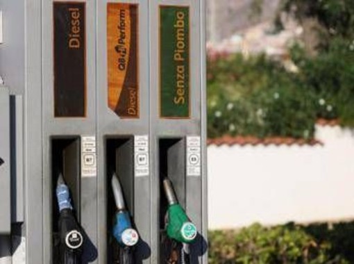 Carburanti, nuovi rialzi per benzina e diesel: i prezzi di oggi Carburanti, nuovi rialzi per benzina e diesel: i prezzi di oggi