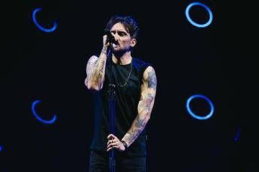 Sanremo 2026, Fabrizio Moro chi è: la cover con Eddie Brock