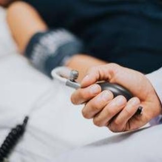 Pressione alta, lo sport è una cura: quali esercizi la abbassano e quanto cala