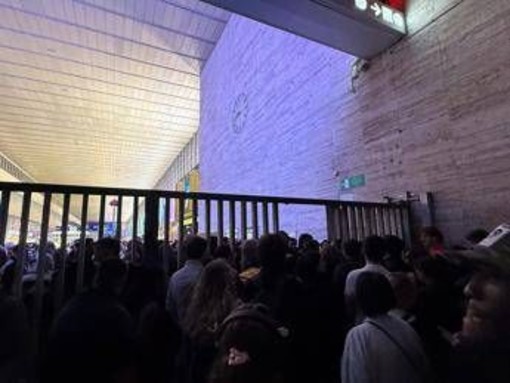 "Giù le mani dalla Flotilla", manifestanti pro Pal bloccano stazione centrale a Napoli. A Roma Termini accessi contingentati "Giù le mani dalla Flotilla", manifestanti pro Pal bloccano stazione centrale a Napoli. A Roma Termini accessi contingentati