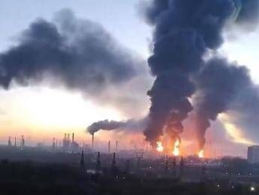 Ucraina, maxi attacco contro la Russia: colpita raffineria. Sindaco Mosca: "Vogliono sabotare elezioni" Ucraina, maxi attacco contro la Russia: colpita raffineria. Sindaco Mosca: "Vogliono sabotare elezioni"