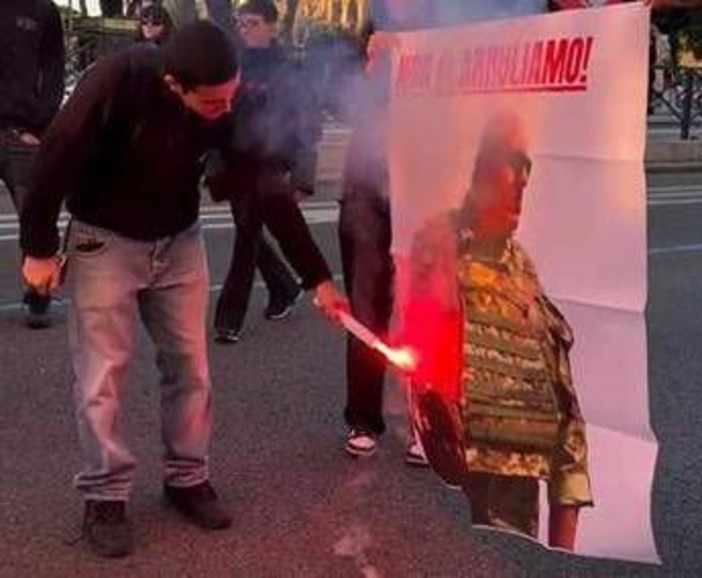 Roma, manifestanti ProPal bruciano immagine Crosetto: "Non ci arruoliamo"