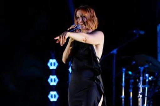 Noemi, paura durante concerto: cade dal palco e finisce in ospedale Noemi, paura durante concerto: cade dal palco e finisce in ospedale