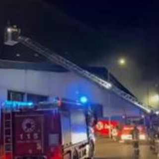 Milano, spento incendio a deposito Bartolini. Vigili del fuoco: "Nessun ferito" Milano, spento incendio a deposito Bartolini. Vigili del fuoco: "Nessun ferito"