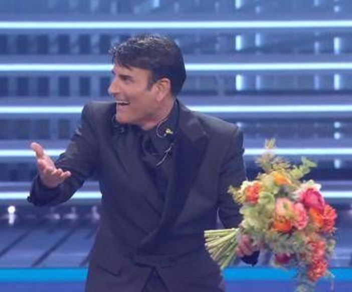 Sanremo 2026, Sal Da Vinci commosso: standing ovation con 'Per sempre sì' Sanremo 2026, Sal Da Vinci commosso: standing ovation con 'Per sempre sì'
