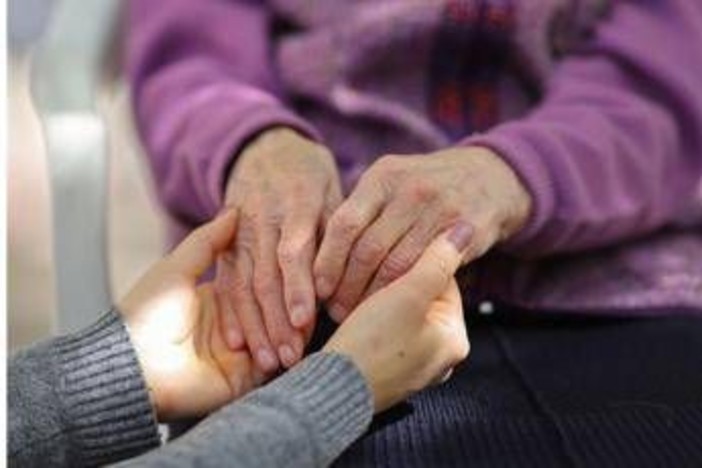 Lavoro, Inapp: "Donne caregiver 10% in più degli uomini"