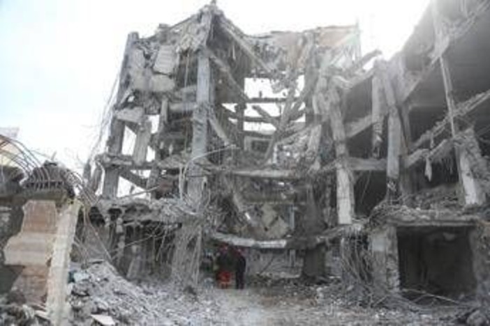 Iran risponde a ultimatum di Trump: "Stretto di Hormuz sarà chiuso se Usa attaccano centrali" - La diretta