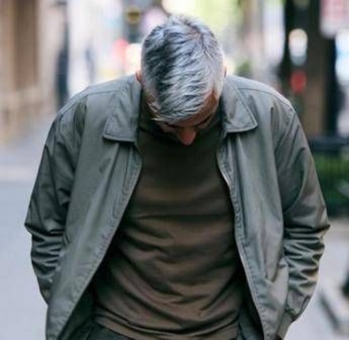 Capelli grigi e bianchi, non è solo questione di età: le cause e gli studi Capelli grigi e bianchi, non è solo questione di età: le cause e gli studi