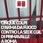 Roma, Cgil: "Cinque fori di proiettile contro la sede di Primavalle" Roma, Cgil: "Cinque fori di proiettile contro la sede di Primavalle"