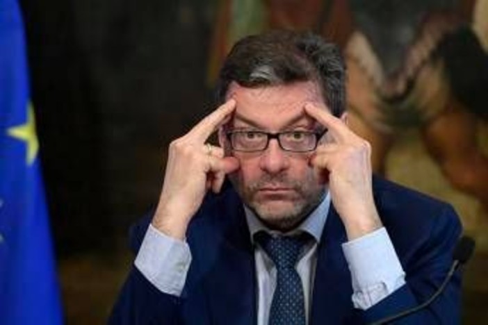 Manovra, Giorgetti: "Serve un approccio più prudente"