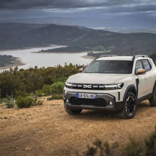 Dacia Duster. Design, off-road e nuove motorizzazioni Hybrid-G 4×4