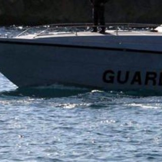 Bimba si tuffa da catamarano e si ferisce alla testa, salvata nelle acque davanti a Palmarola Bimba si tuffa da catamarano e si ferisce alla testa, salvata nelle acque davanti a Palmarola
