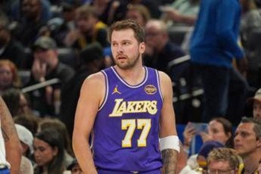 Lakers venduti per 12 miliardi: Joshua Kushner tra i proprietari, Trump 'sbarca' nella Nba Lakers venduti per 12 miliardi: Joshua Kushner tra i proprietari, Trump 'sbarca' nella Nba