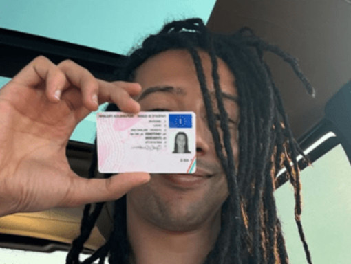 Ghali prende la patente a 32 anni: "Meglio tardi che mai" Ghali prende la patente a 32 anni: "Meglio tardi che mai"