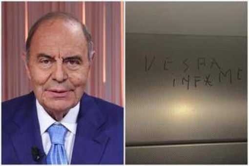 "Vespa infame", la scritta spuntata in un ascensore della Rai. Rossi: "Intimidazioni inaccettabili"