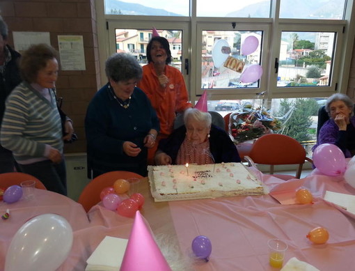 Taggia: all' Ospedale di Carità grande festa per i 100 anni della signora Wanda Vigoni, ospite della struttura