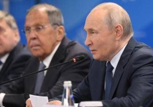 Russia, Putin: "Nessun attacco all'Ue". Lavrov ribalta la minaccia: "Guerra breve se Europa ci colpisce"